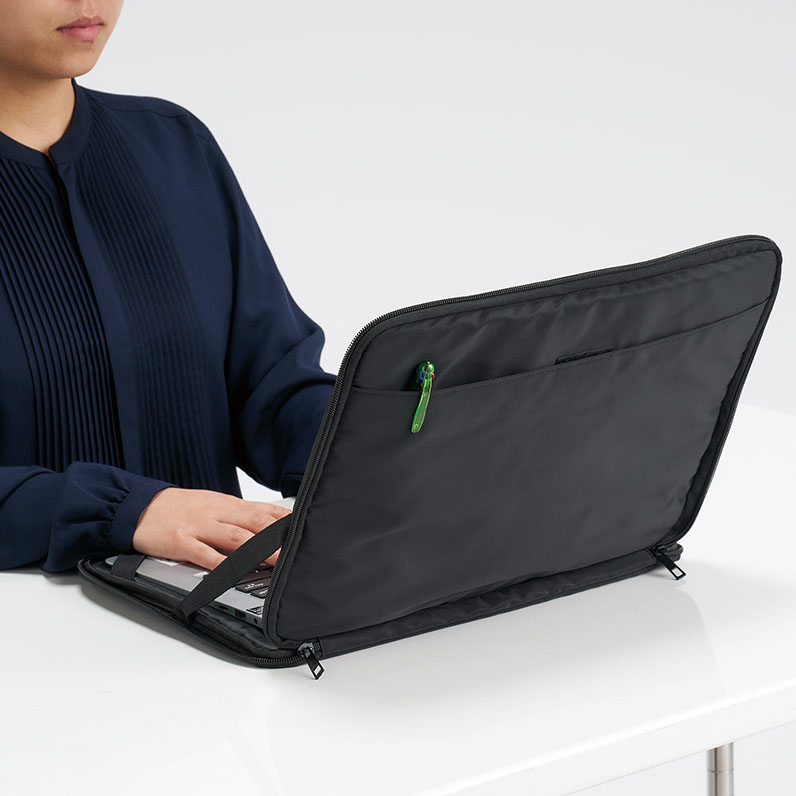 入れたまま使えるノートPCバッグ 4色 GIGAスクール対応！PCを入れたまま操作できる13.3インチ用ケース 授業や業務の開始をスムーズにする「PC一体型」のインナーバッグです。 画面を固定するゴムバンドと、形状を保つPPテープ補強により、ケースに入れたままでも快適な操作性を実現。落下リスクも減らせるため、お子様の通学用タブレットケースや、社員用の貸与PCバッグとしても選ばれています。