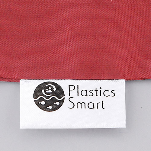 再生PETマイバッグには「プラスチック・スマート」のロゴマークタグ付き