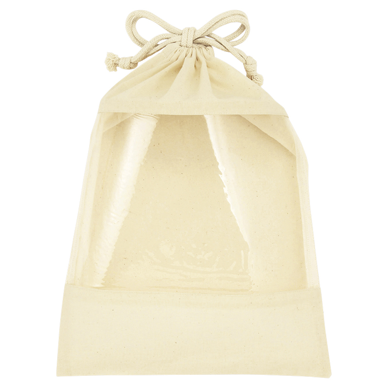 「コットンクリア・ギフト巾着（L）」は、スタンダードな形状で大きめサイズの巾着袋。自然な風合いのコットンと、透明でクリアなビニル素材の組み合わせが、特別な巾着エコバッグです。例えば大切な贈り物を包むのにぴったりで、プレゼントなどでは特別な瞬間をさらに記憶に残るものにしてくれそう。この巾着は、プレゼントの包装はもちろん、イベントの記念品や企業のプロモーションアイテム、ノベルティとしても最適です。